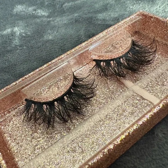 Slay Lash Box with Faux Lashes - Picture 3 of 4